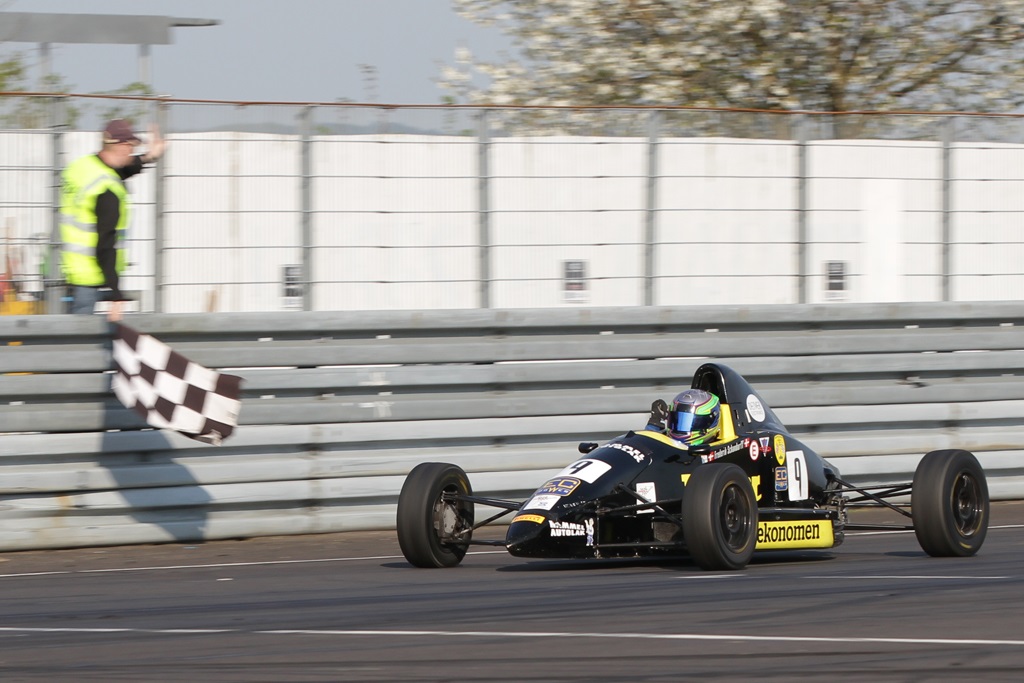 Frederik Schandorff vinder første løb.
(Foto: Motorsporten.dk)